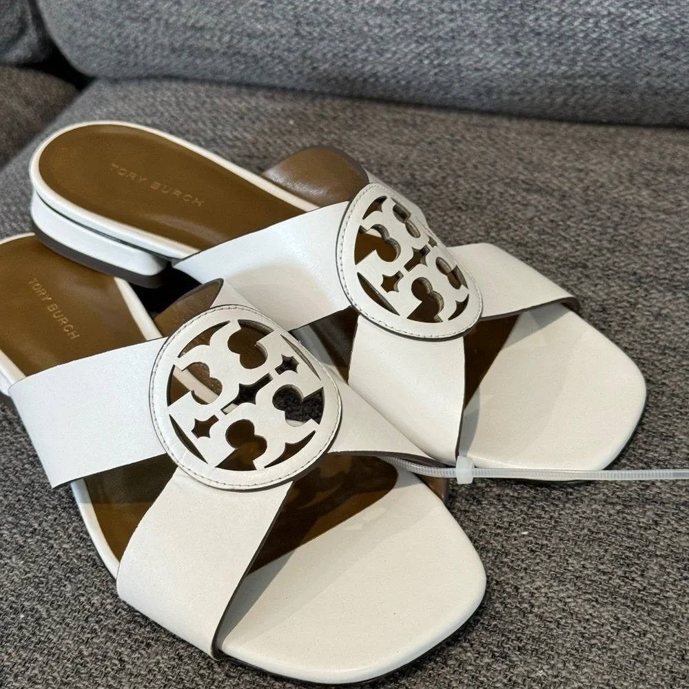 Tory Burch White Sandals with white Medallion - Picture 9 of 10
